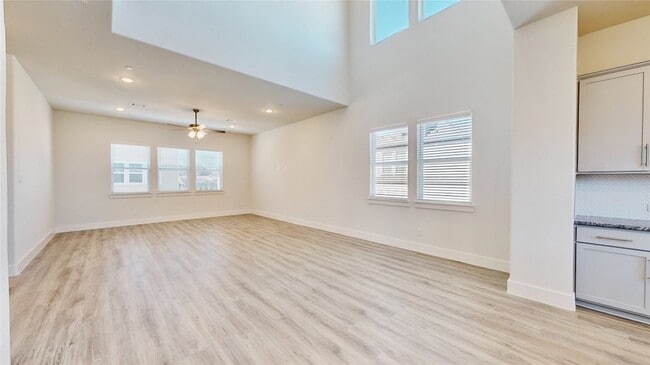 Building Photo - 833 Concan Dr