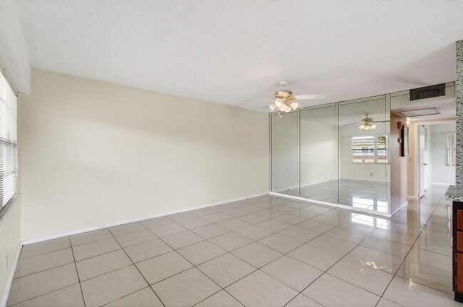 Building Photo - 116 Mansfield C