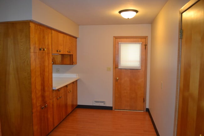 Building Photo - Nice 3-4 Br, 2 Bath Ranch style home, fenced in yard, garage, patio, full basement