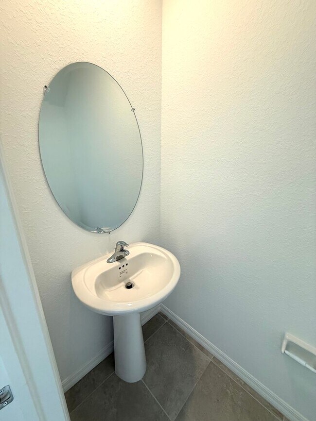 Building Photo - 3-Bed/ 2.5- Bath Modern Townhouse in Lakew...