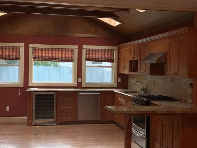 Building Photo - 133 May St