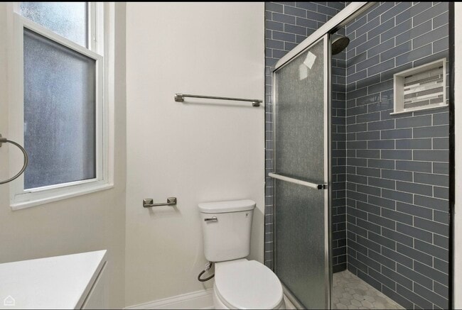 Building Photo - 909 W Addison St