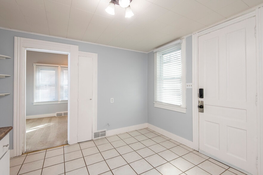 Kitchen-dine in - 2615 N Wauwatosa Ave