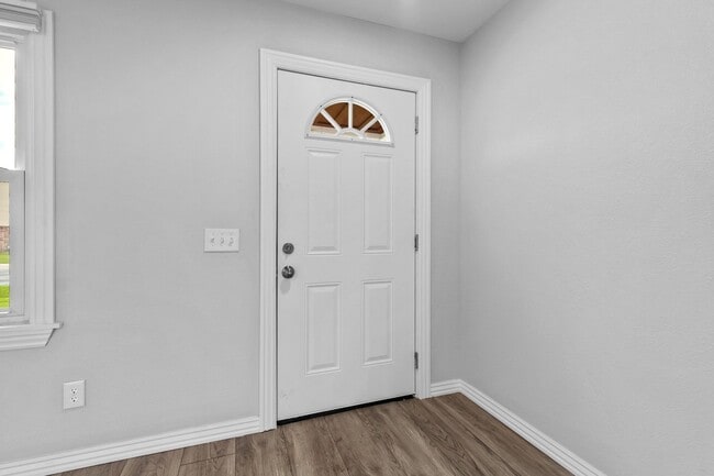 Building Photo - 3 Bed, 2 Bath Home Available in Gentry!