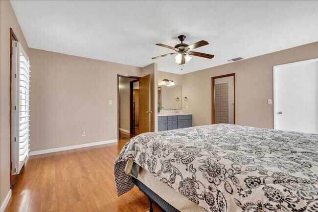 Building Photo - This home is loaded with upgrades and space in North Hanford.  Call today!