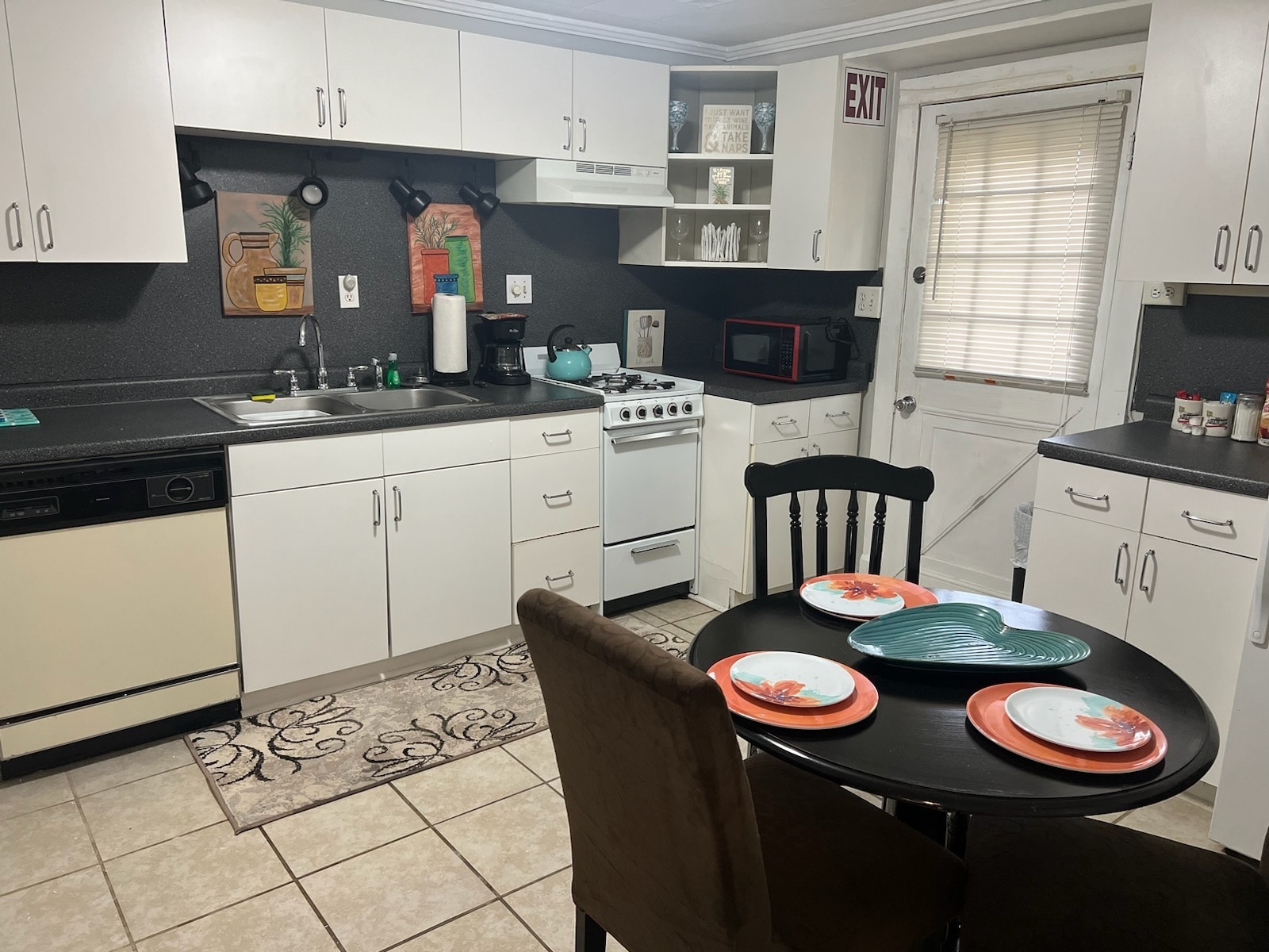 Kitchen - 2420 20th Ave