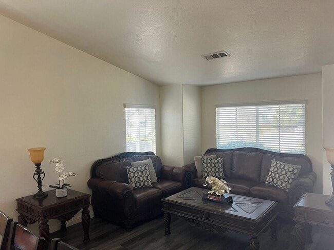 Building Photo - Spacious 4-Bedroom Home in Desirable Apple Valley Neighborhood