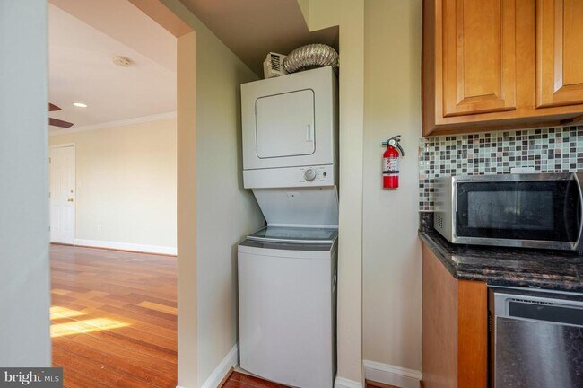 Building Photo - 3868 9th St SE