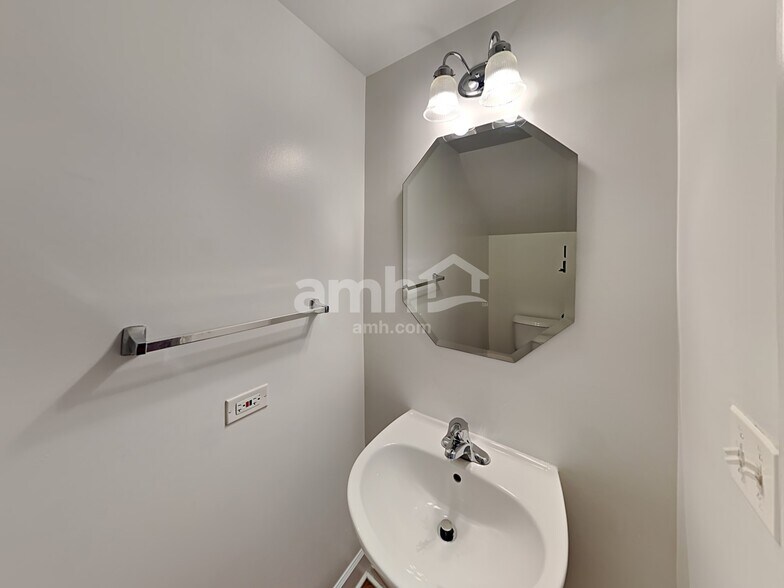 Building Photo - 2449 Emily Ln