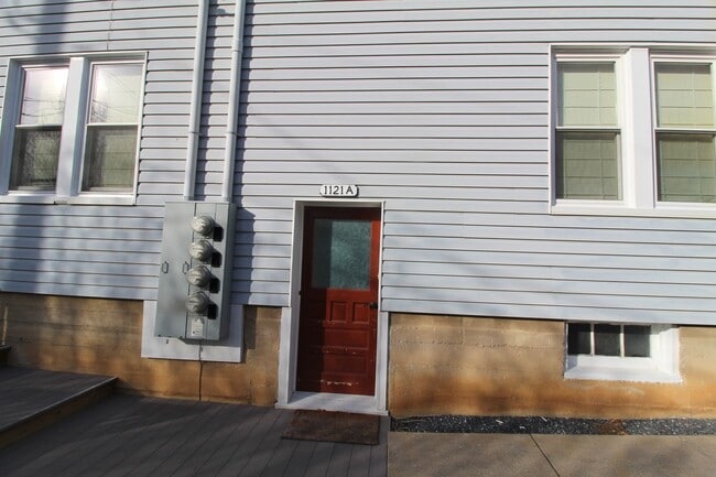 Building Photo - Charming studio apartment for rent! - 1121-A Shenandoah st.