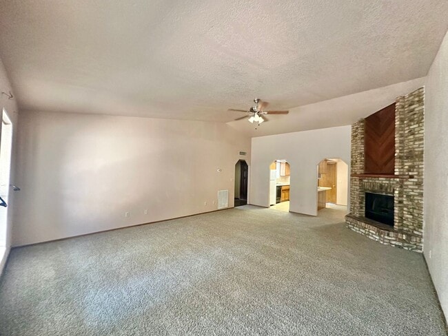 Building Photo - Cute 2 bedroom, 2 bathroom home with firep...