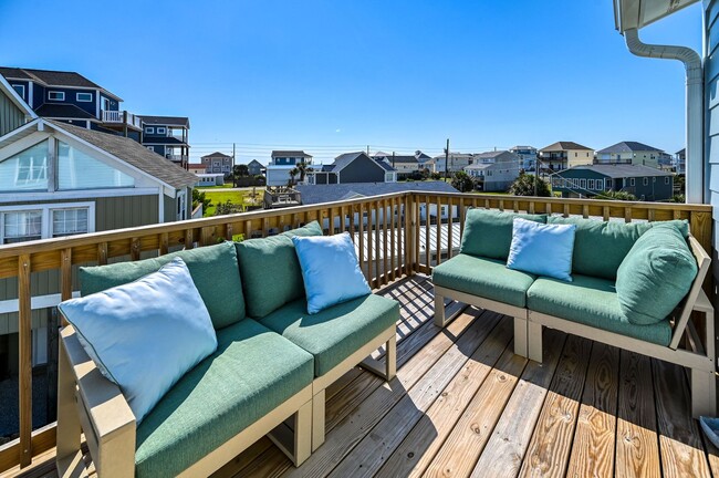 Building Photo - GORGEOUS FURNISHED OFF-SEASON RENTAL AVAIL...