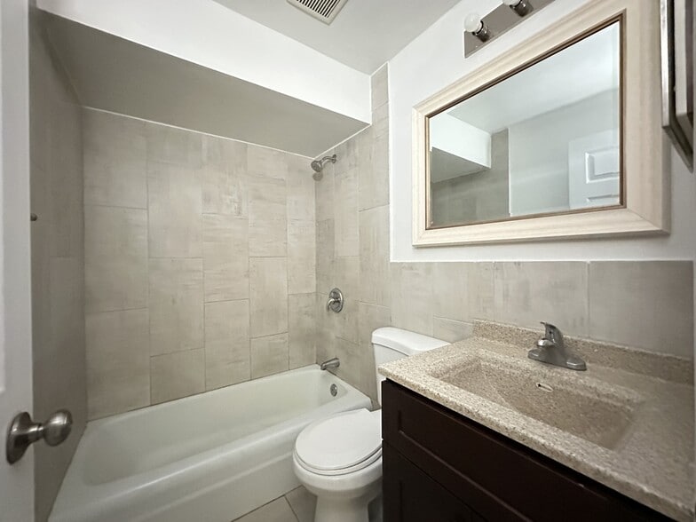 Building Photo - 3710 N Pine Grove Ave