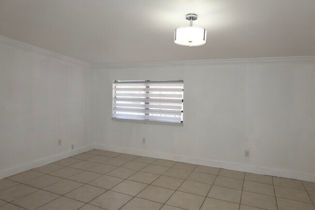 Building Photo - 5624 Purdy Ln