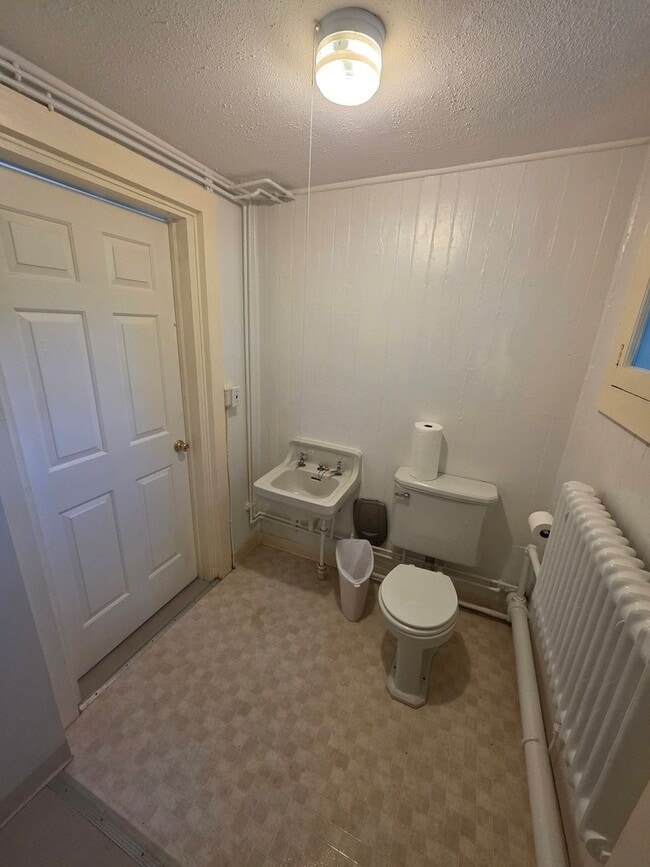 Building Photo - Charming 3 Bedroom Apartment in Millbrook,...