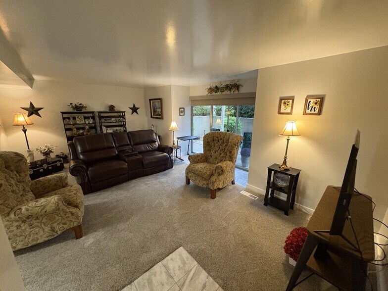 Building Photo - 1302 S 200 W