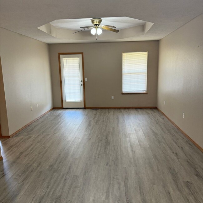 Building Photo - 2 bedroom 2 bath Duplex in Clever Won't la...