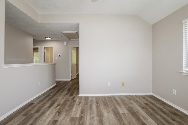 Building Photo - 33103 Cottonwood Bend