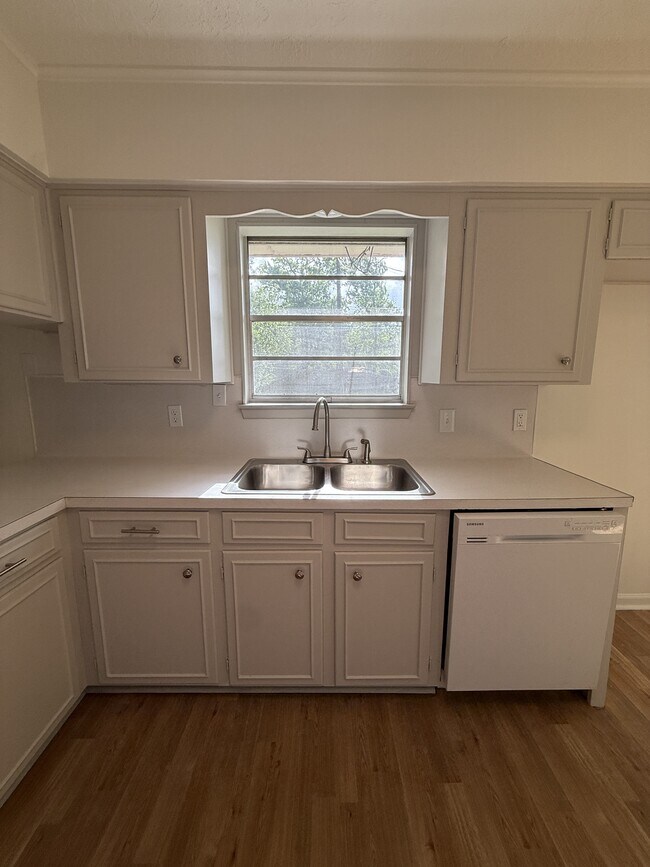 Building Photo - 880 Lockwood Dr