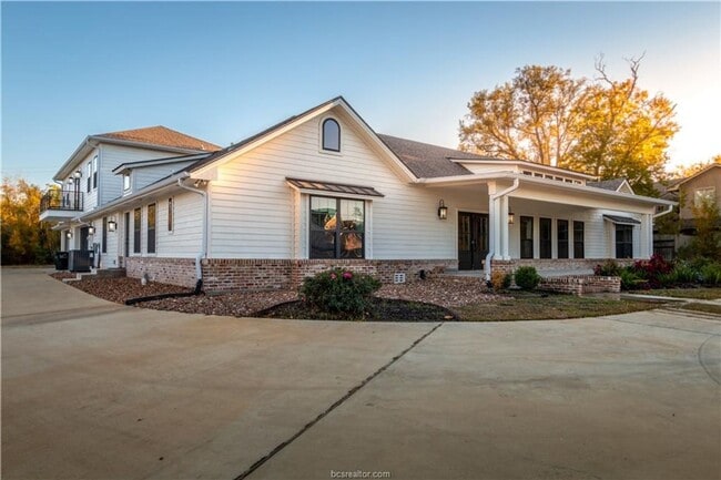 Building Photo - Historic District Gem! 4/3.5 Home Less tha...