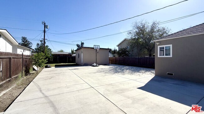 Building Photo - 11836 Rialto St