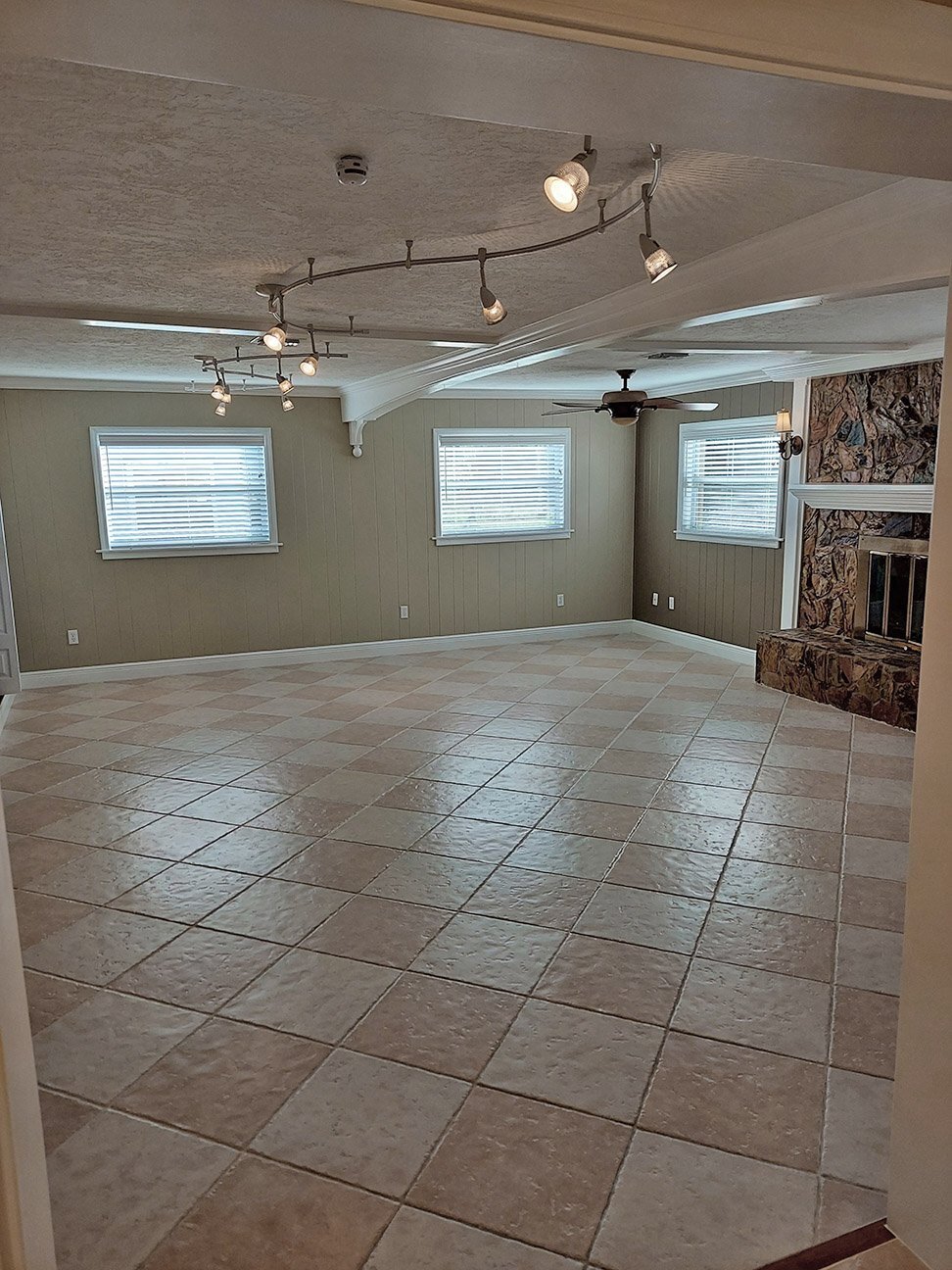 Building Photo - 344 Vesta Cir