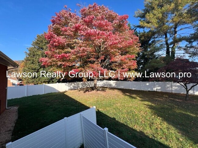 Building Photo - Very Nice & Spacious Home in Hidden Valley Neighborhood - Pet Friendly!