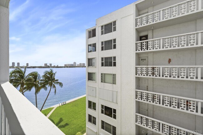 Building Photo - 501 Lake Shore Dr