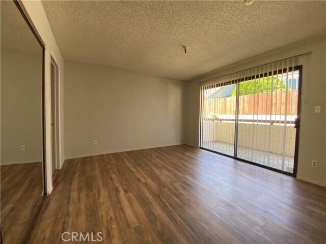 Building Photo - 987 E Del Mar Blvd