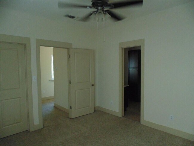 Building Photo - 4406 Bennett Ave