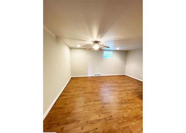 Building Photo - 566 Lowell Ave