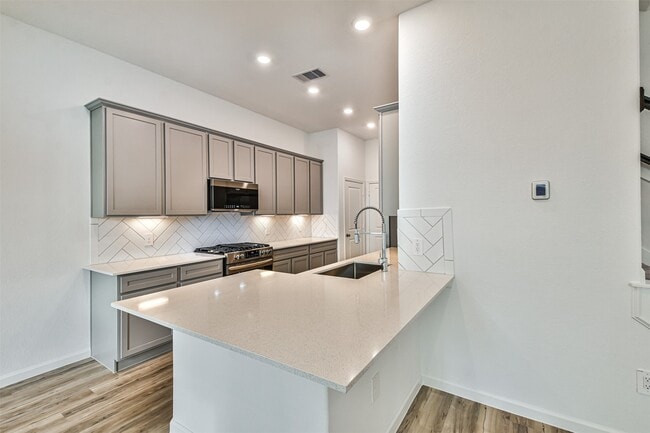 Building Photo - 678 Royal Arch Dr