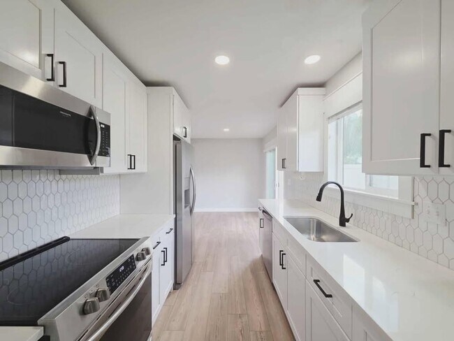 Building Photo - 20/22 Poplar Ave.