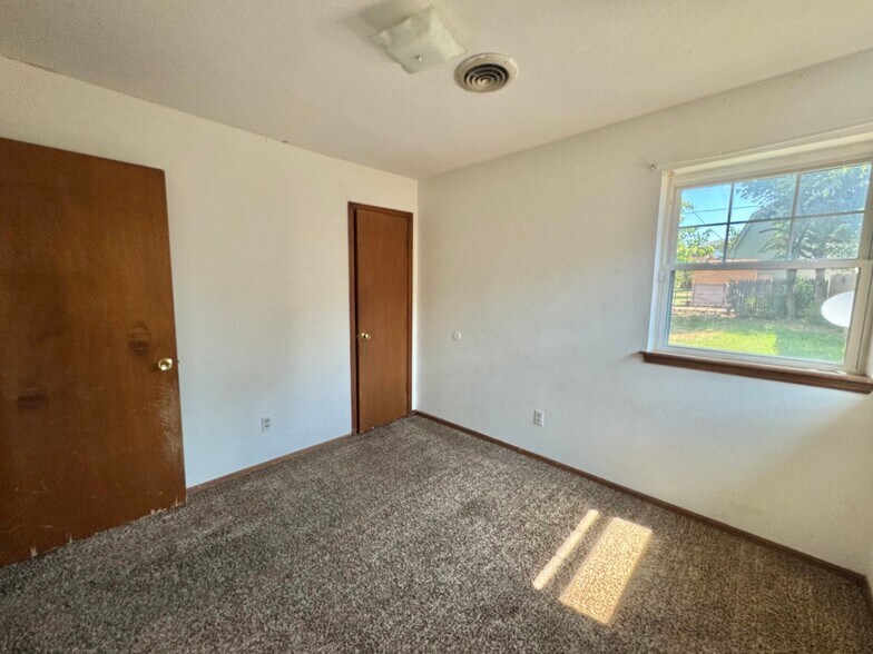 Building Photo - 1233 Straka Terrace