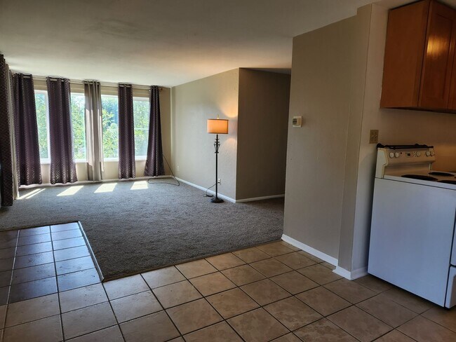 Building Photo - Spacious Lower Level Apartment Ready For R...