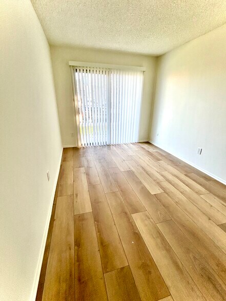 Building Photo - 14033 Burbank Blvd