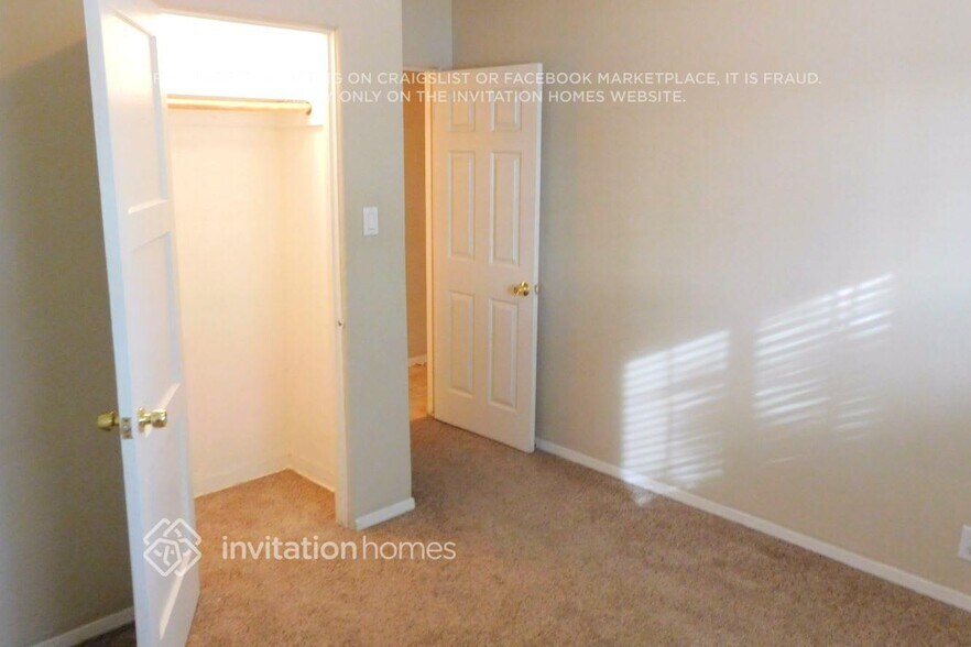 Building Photo - 3220 E Monte Vista Rd