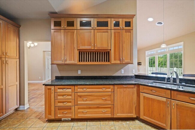 Building Photo - Bright and Spacious Home on Cascades Rd