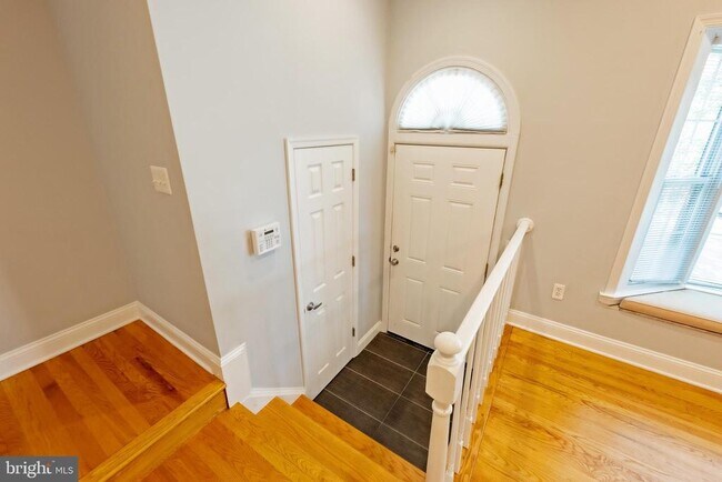 Building Photo - 215 Lynn Manor Dr