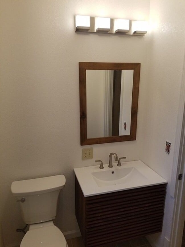 Building Photo - For Rent – Spacious 4 Bedroom Home with Fi...