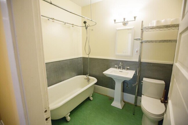 Building Photo - Dubois Apartments - 2 bedrooms