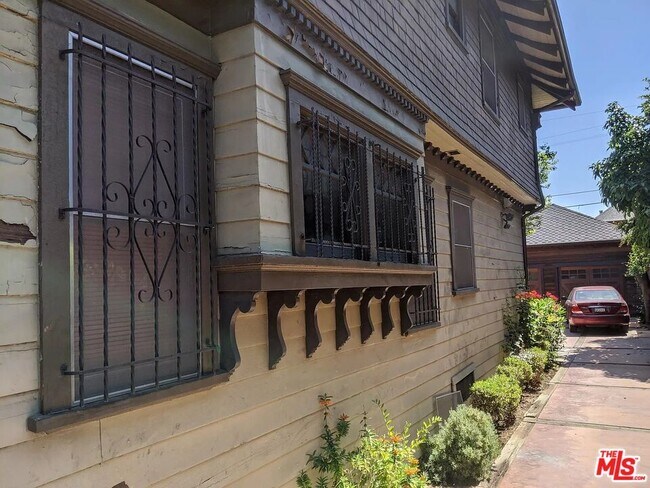 Building Photo - 2810 S Normandie Ave