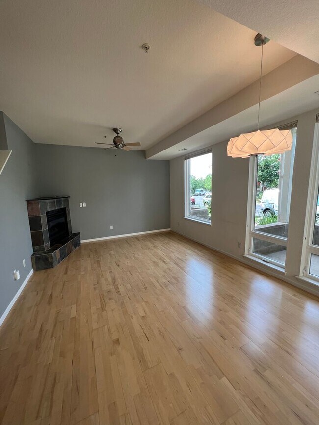 Building Photo - Light filled 3 bed, 3 bath townhome in North Boulder Holiday Neighborhood