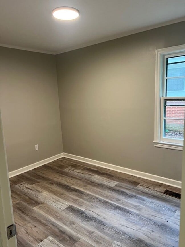 Building Photo - Renovated 5 Bedroom 2 Bath Home for Rent!