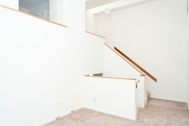 Building Photo - 2 Bedroom Townhouse Available in July