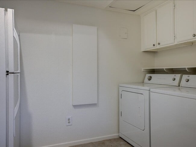 Building Photo - 2 Bedroom, 2 Bath