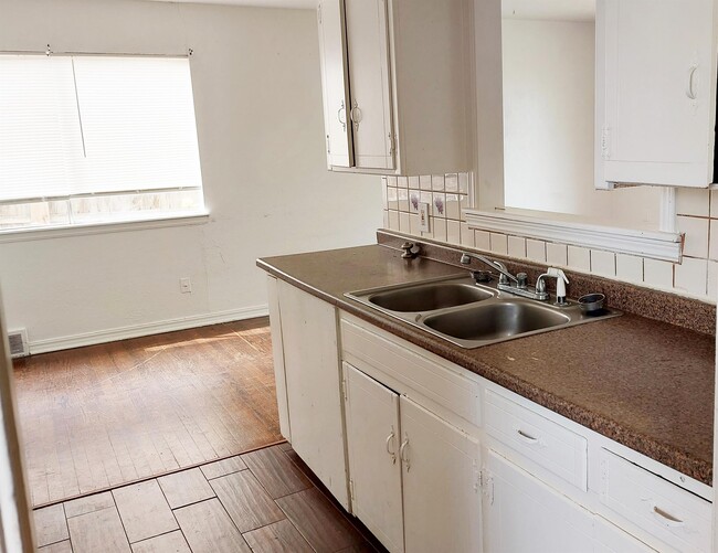 Building Photo - 933 W Rulane Dr