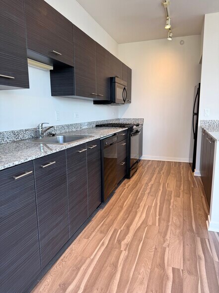 Building Photo - 855 N La Salle Dr
