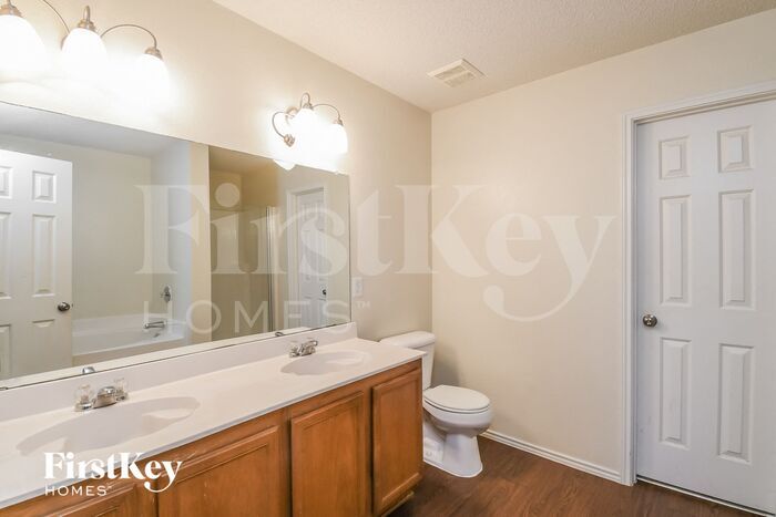 Building Photo - 1204 McMillen Dr
