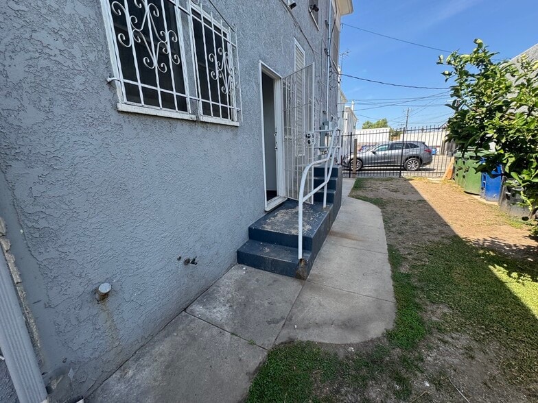 Building Photo - 2551 6th Ave